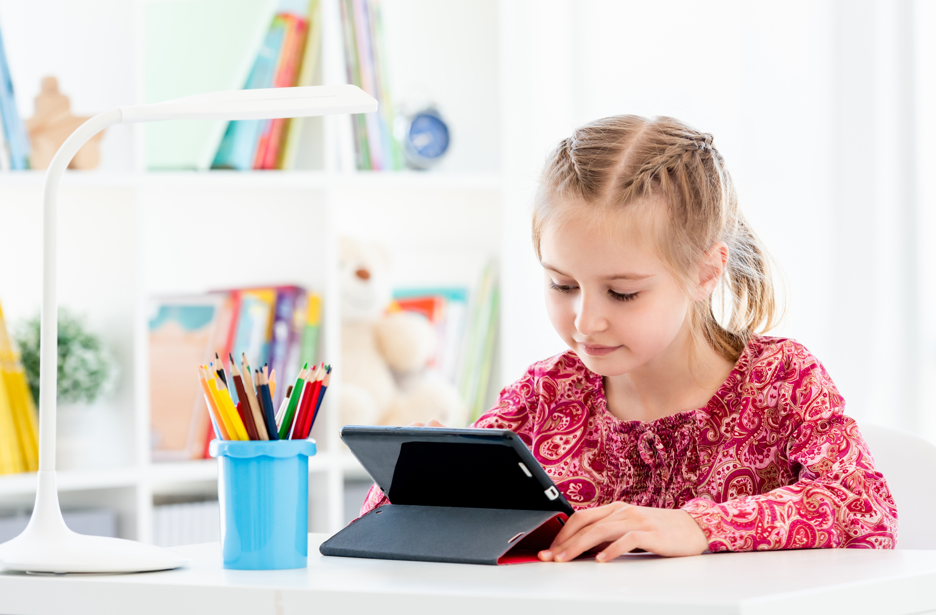 Mädchen lernt am Tablet im Online-Deutschunterricht